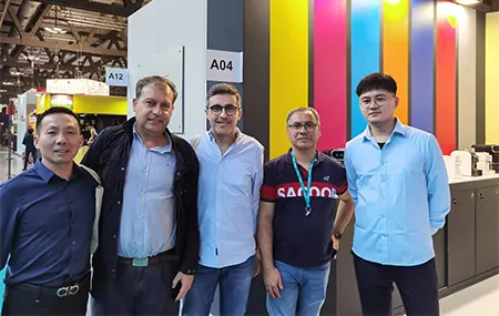 موږ په بهر کې یو نندارتون ته لاړو
